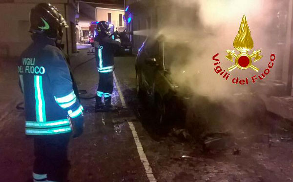 Auto in fiamme nella notte a Vibo, intervengono i vigili del fuoco