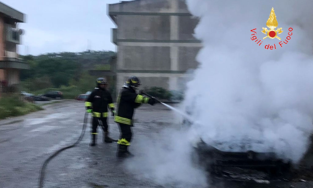 incendio-auto-vvf-via aldo moro borgia.jpg