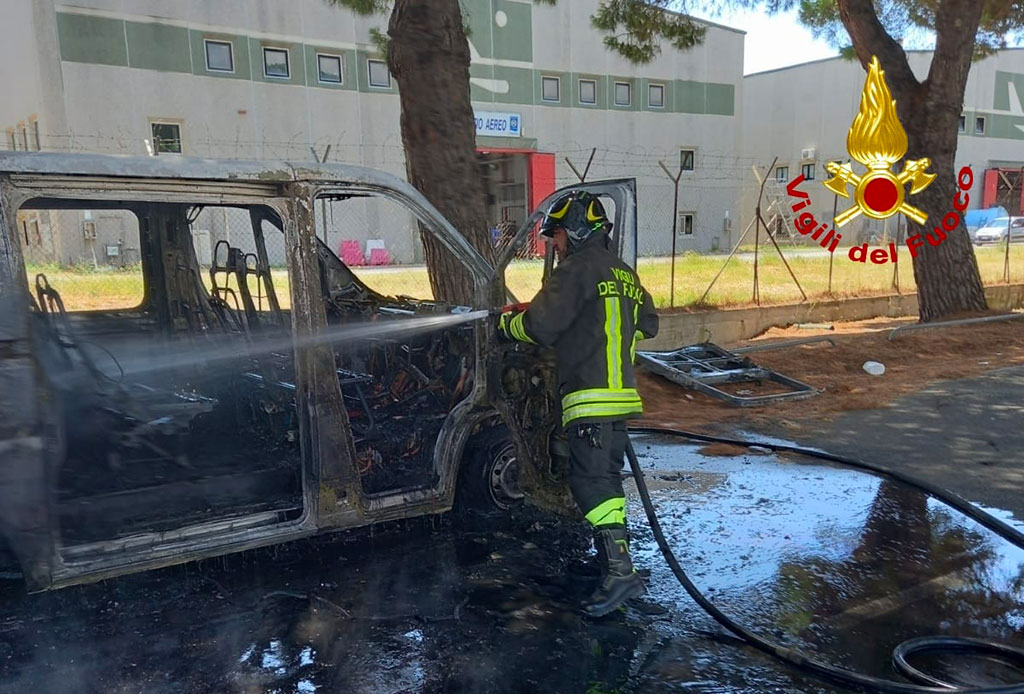 incendio-auto_483a2.jpg