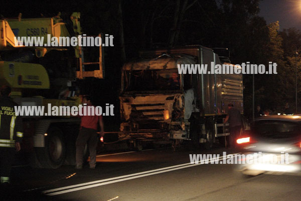 Lamezia: Autospurgo prende fuoco ad imbocco statale 280