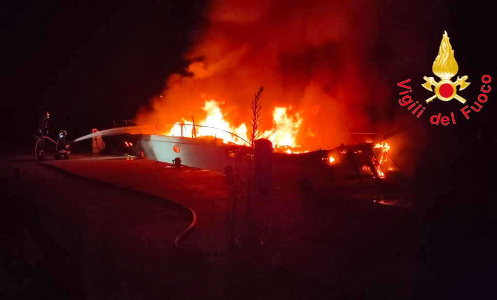 incendio-badolato-porto_9fa9d.jpg