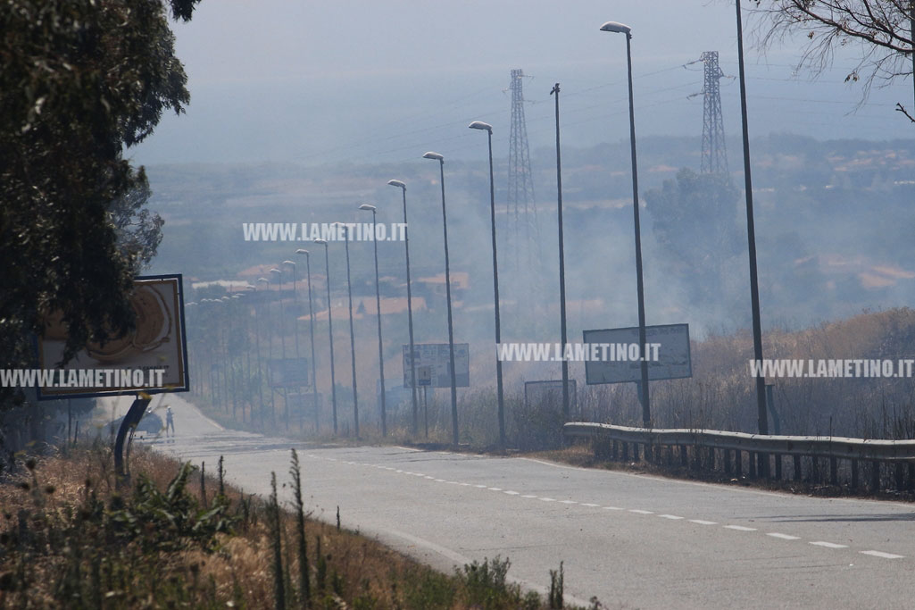 Lamezia, incendio in località Bagni