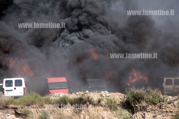 Lamezia: Fiamme distruggono parco mezzi lungo torrente Bagni. Nuovo incendio a Magolà