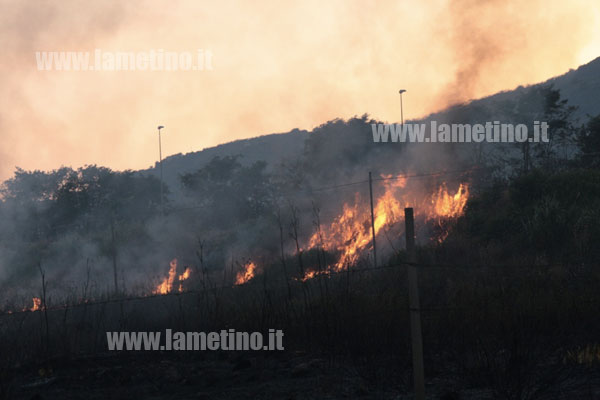 Lamezia: Nuovo incendio vicino il torrente Bagni