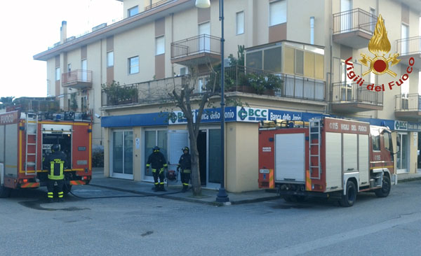Calabria: Incendio in banca all'ora di pranzo, vigili del fuoco domano fiamme