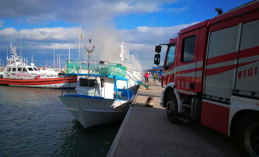 In fiamme imbarcazione al porto di Roccella Jonica