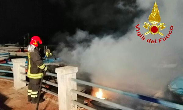 incendio-barche-2.jpg