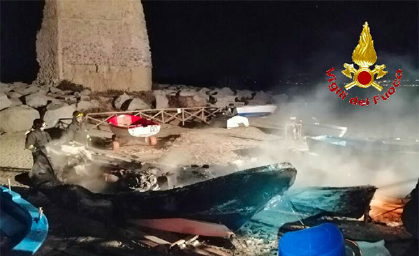 In fiamme 5 barche a Briatico, indagini in corso 