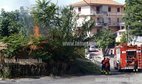 Lamezia: Incendio divampa in terreno quartiere Bella