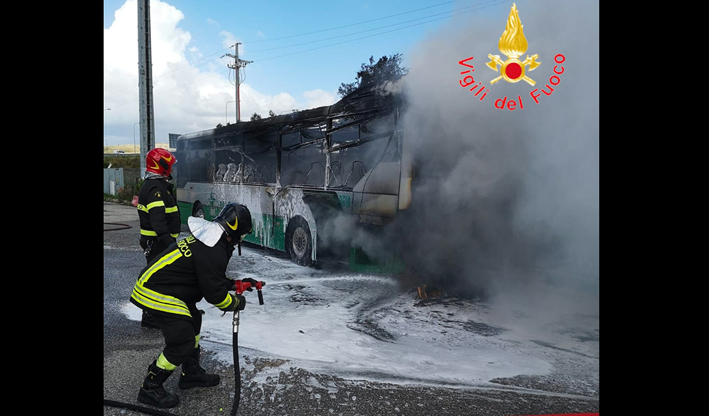 Autobus in fiamme a Germaneto, illeso il conducente 