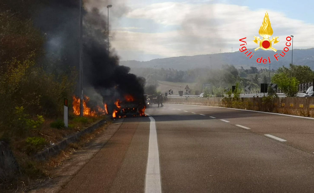 Lamezia, camion in fiamme sulla statale 280: disagi alla circolazione
