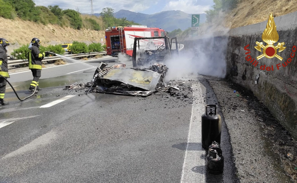 In fiamme camper su A2 tra Sibari e Frascineto, illesa coppia di anziani - VIDEO