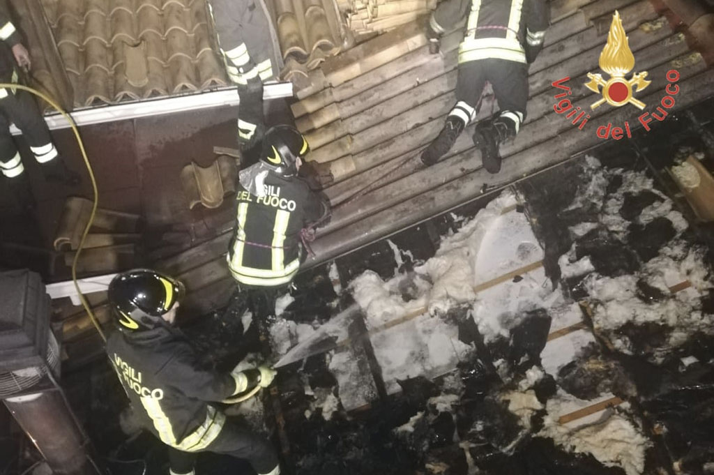 Incendio canna fumaria a Catanzaro, intervengono Vigili del Fuoco