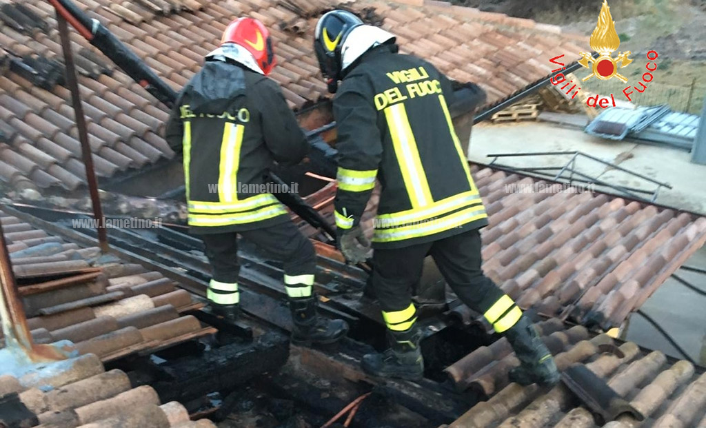 Canna fumaria prende fuoco a Platania, danneggiato tetto abitazione