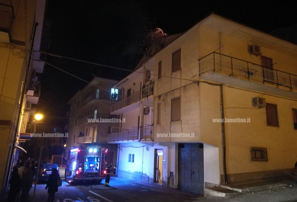 Lamezia: a fuoco canna fumaria a Sambiase, fiamme coinvolgono tetto - VIDEO