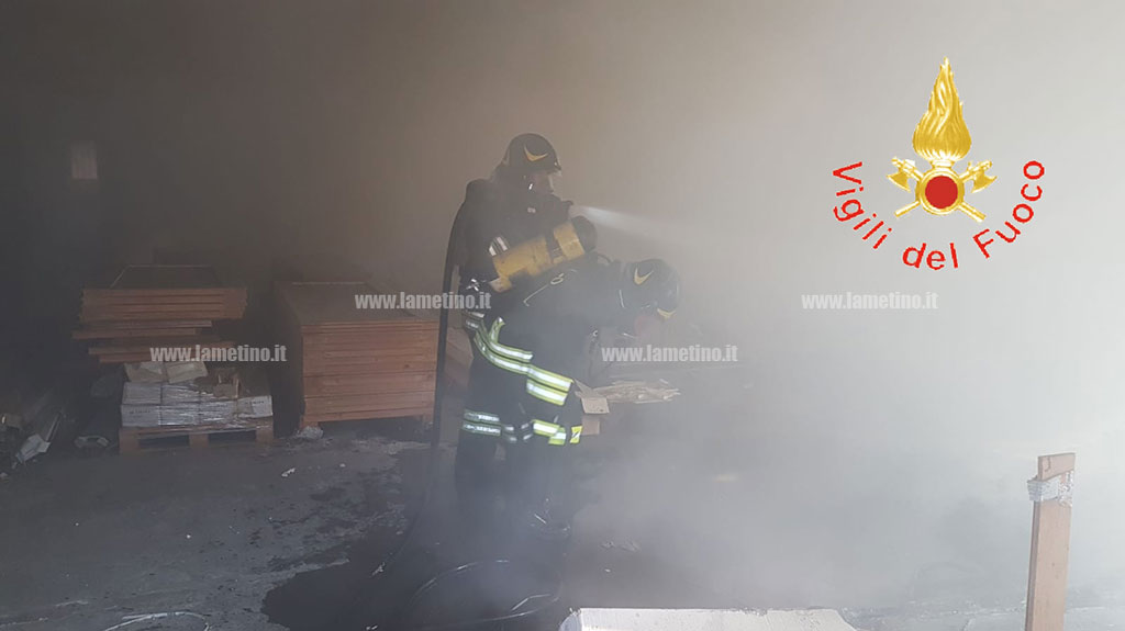 Lamezia, in fiamme capannone nell'area ex-Sir: indagini in corso 