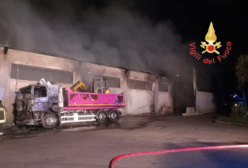 In fiamme capannone raccolta e smaltimento rifiuti a Cittanova