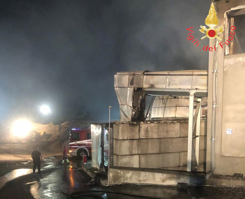 incendio-capannone-reggion07.50.38_86960.jpg