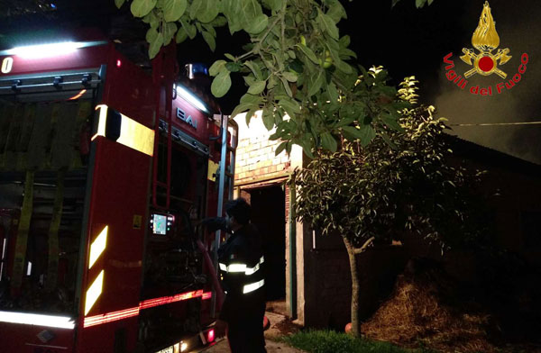 In fiamme capannone agricolo nel vibonese