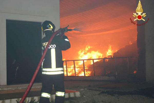 Calabria: In fiamme due capannoni agricoli nel crotonese