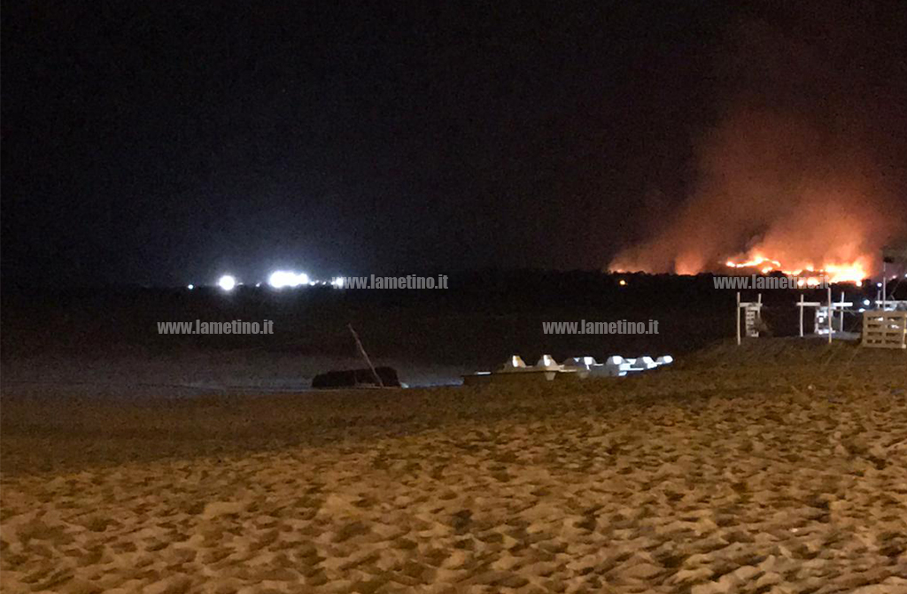 Grosso incendio a Capo Suvero lambisce tratto A2, non si esclude ipotesi dolosa