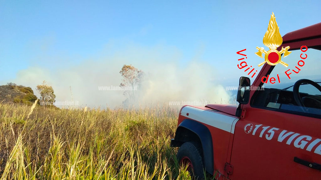 In fiamme sterpaglie e macchia mediterranea a Caposuvero 