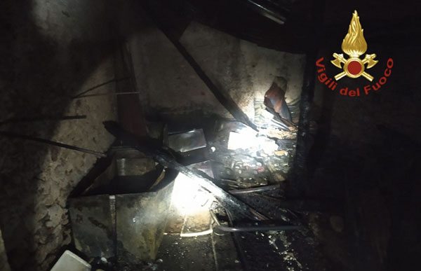 Incendio in casolare a Cortale, vigili del fuco salvano una persona