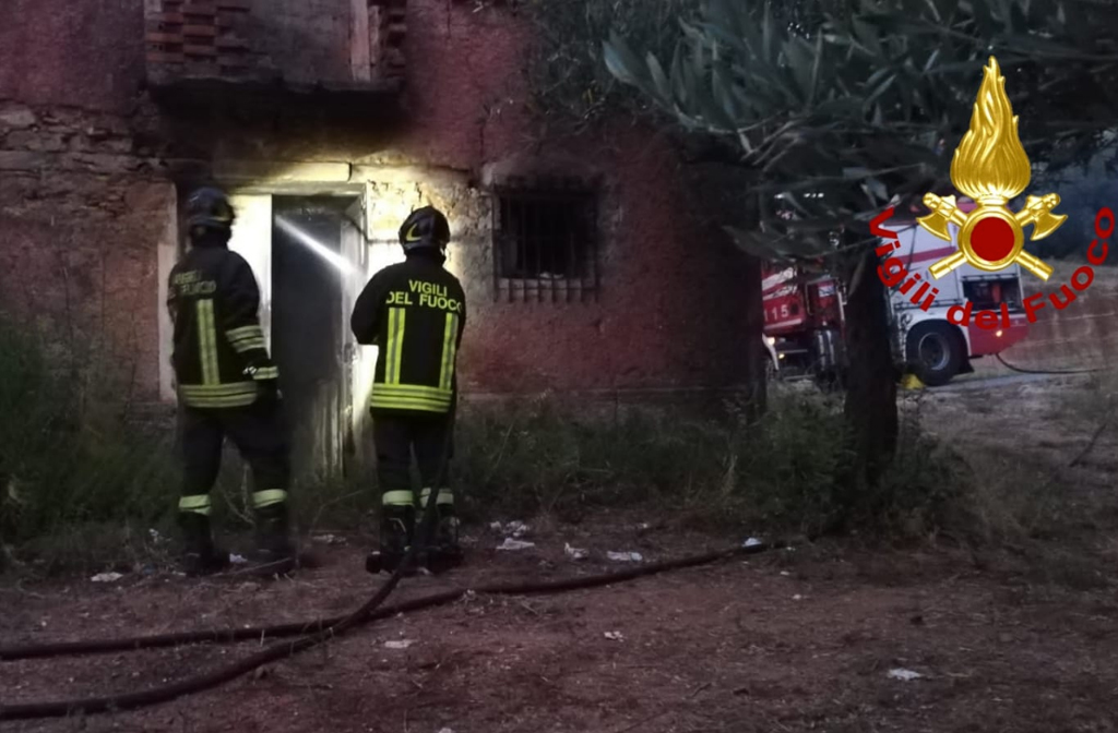 Lamezia, incendio deposito di materiale agricolo in località Spartà