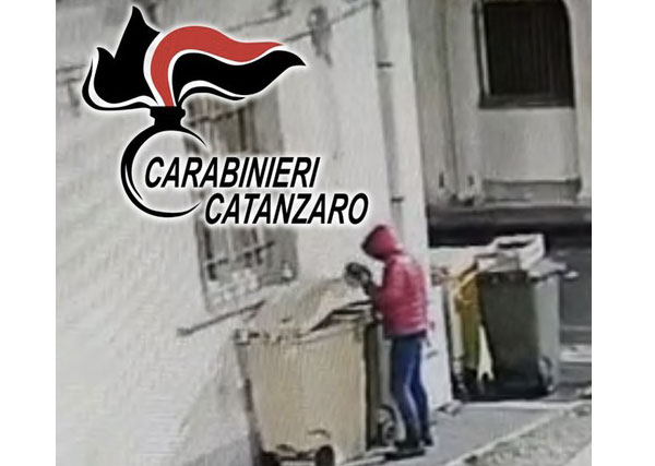 Incendia cassonetti rifiuti a Catanzaro, denunciato 57enne