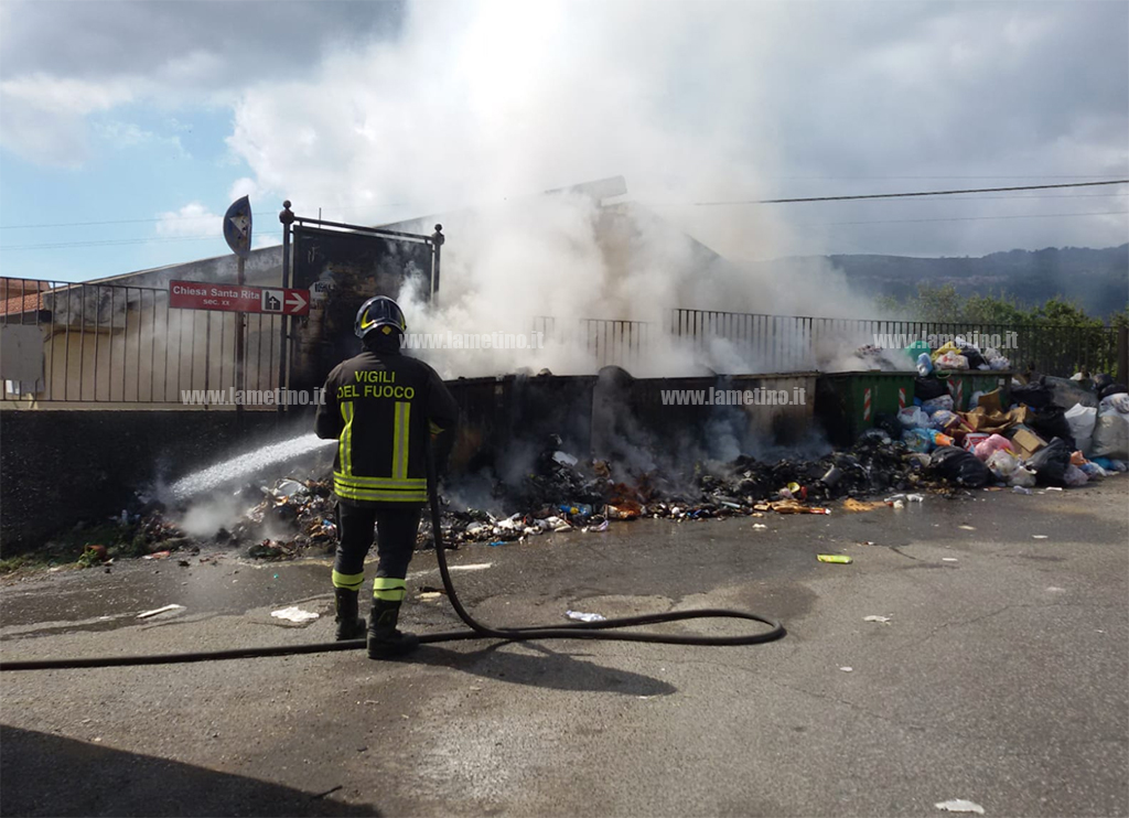 Lamezia, in fiamme cassonetti in località Gabella 