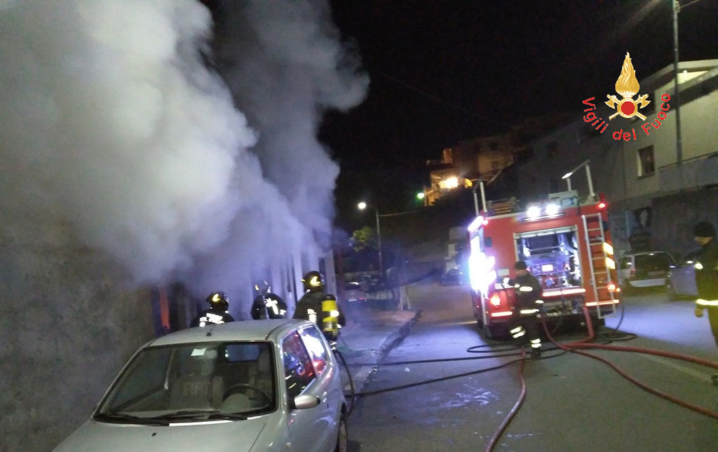 Incendio in un magazzino a Catanzaro, probabile corto circuito