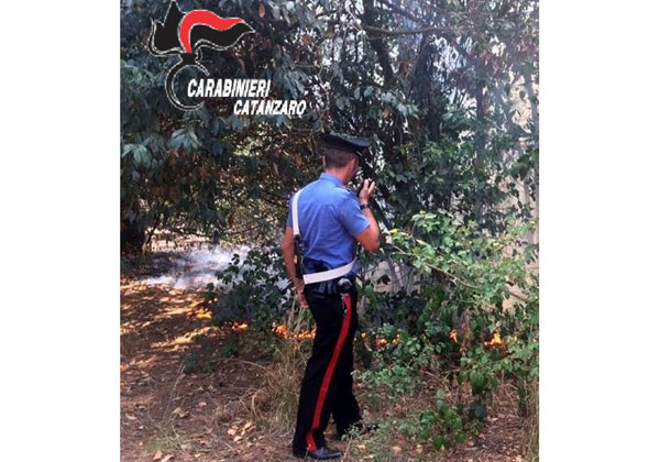 Sorpresa mentre appicca fuoco in villa comunale a Catanzaro, arrestata 34enne in stato confusionale