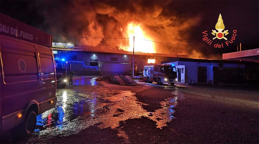 Incendio in un deposito di materiale cartaceo a Catanzaro