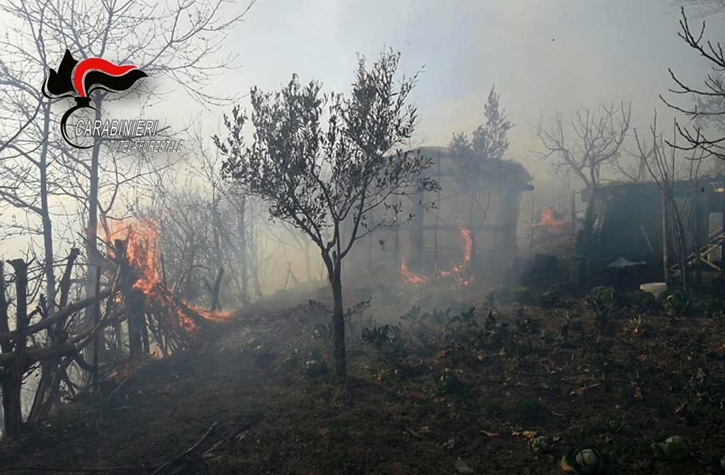 Incendio a Fossato Serralta, coppia di coniugi evacuati e salvati dalle fiamme 