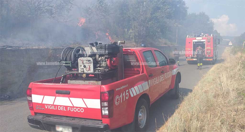 Incendio a Caposuvero vicino SS 18, danneggiati cavi linea telefonica 
