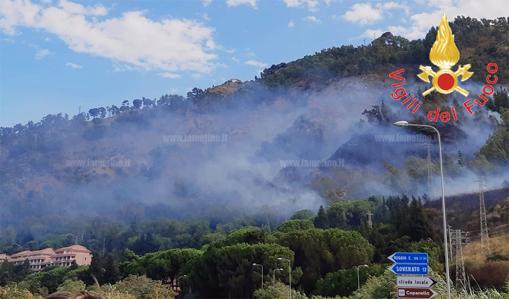 In fiamme macchia mediterranea a Copanello di Stalettì, problemi di viabilità direzione Soverato