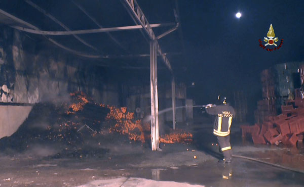 Calabria: Capannone di agrumi in fiamme a Corigliano