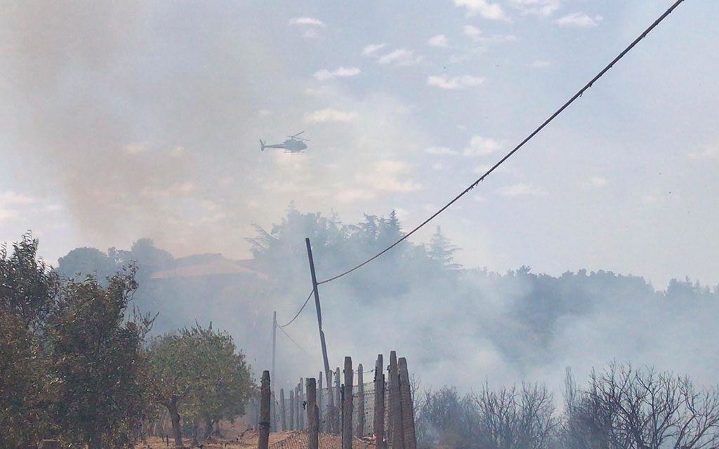 Incendi, rogo su zona montana a Rossano: evacuate alcune famiglie