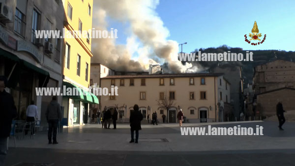 Calabria: Palazzina in fiamme in centro a Cosenza, muore sarto
