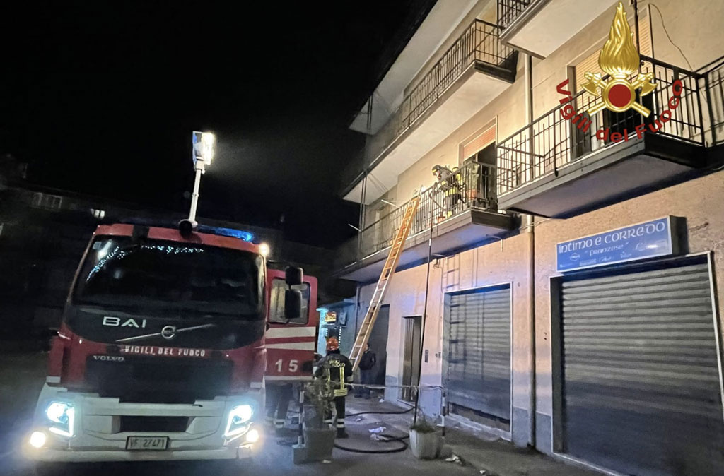 Incendio in appartamento a Cotronei, tratte in salvo 5 persone