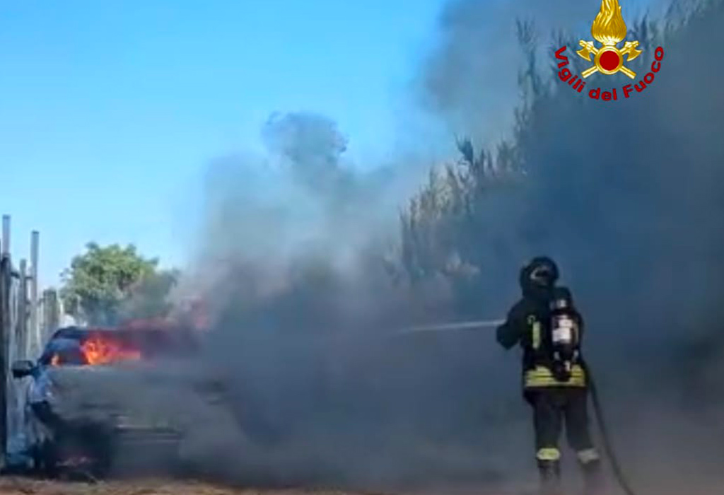 Incendio di arbusti coinvolge due macchine e una roulotte, scoppia bombola Gpl a Crotone