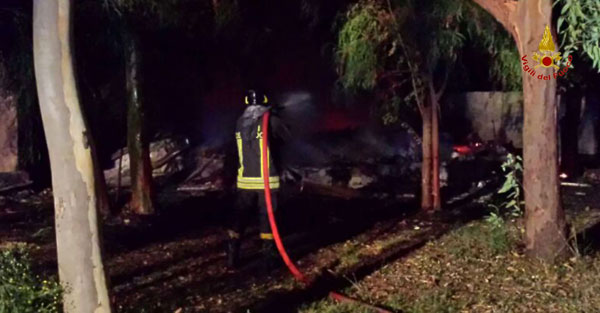 incendio-crotone-vigili-fuoco-.jpg