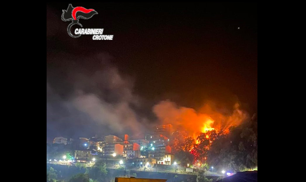 Incendi boschivi nel Crotonese, due denunce