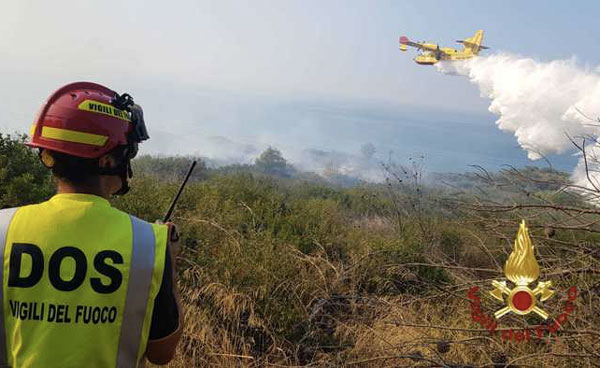 A fuoco pineta nel Crotonese, evacuato un campeggio