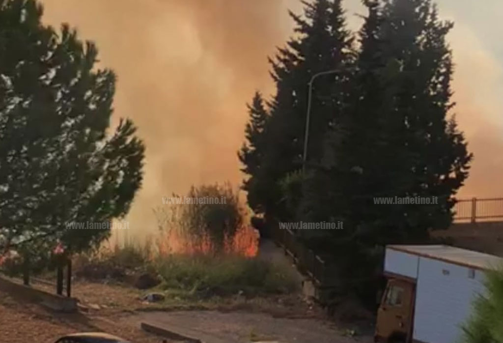 Grosso incendio alle porte di Crotone, al lavoro vigili del fuoco