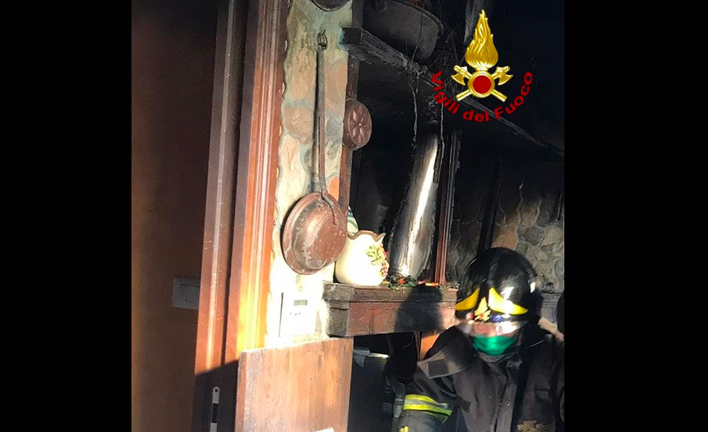 In fiamme tetto di una cucina di rustico a Maida, illese persone all'interno