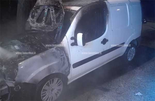 In fiamme furgone ditta ad Acconia di Curinga, indagini in corso