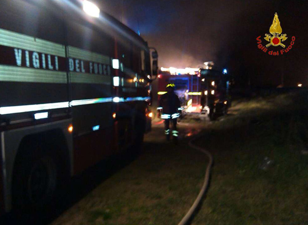 Calabria: Vigili fuoco intervengono per spegnere incendio a deposito