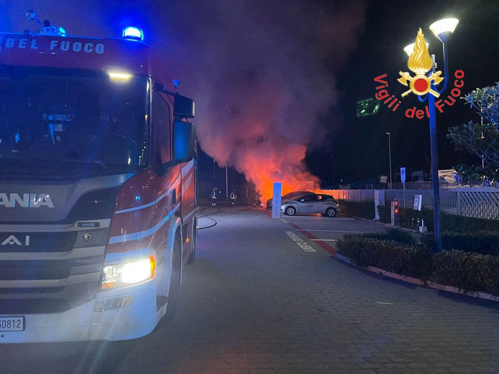 Auto in fiamme nel parcheggio di una concessionaria a Catanzaro, non si esclude ipotesi dolosa