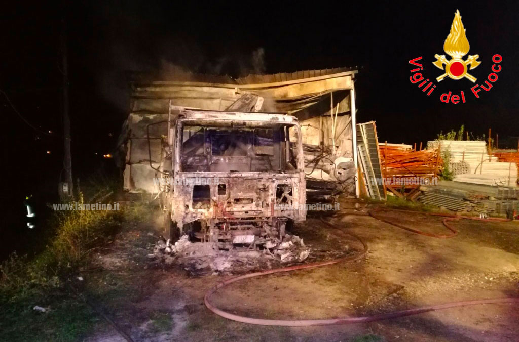 In fiamme mezzi ditta edile a Decollatura, indagini in corso - VIDEO
